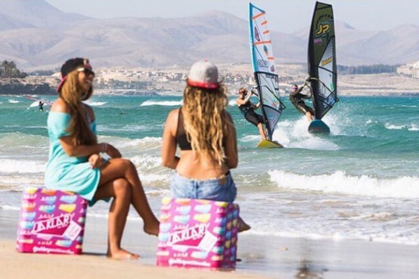 flatcube-relaxing-surfing