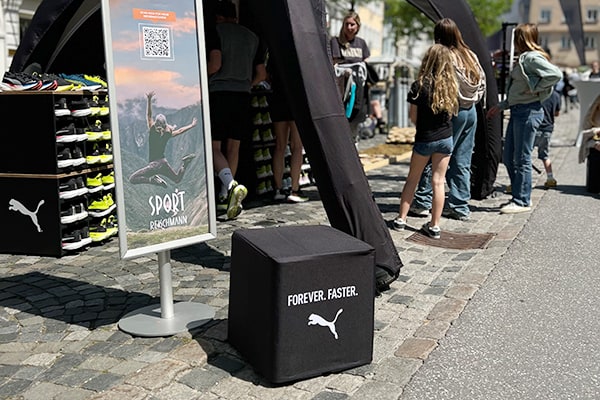 sitzen-auf-outdoor-messe-showroom